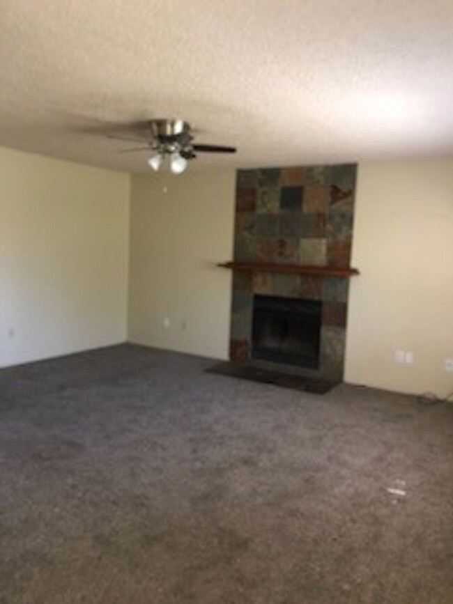 Building Photo - Modesto, 3 bedroom 2 bathroom with a 2 car...