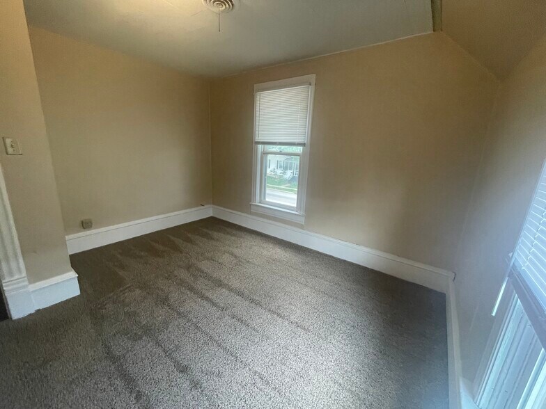 Bed 1 - 196 E 9th St