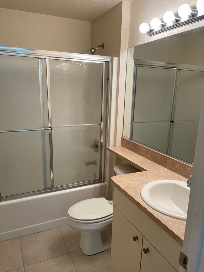 Building Photo - Spacious 2 Bedroom/2 Bathroom