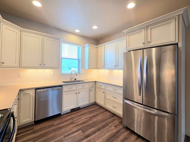 Building Photo - 1704/1706 Danny Boy Ln. Duplex