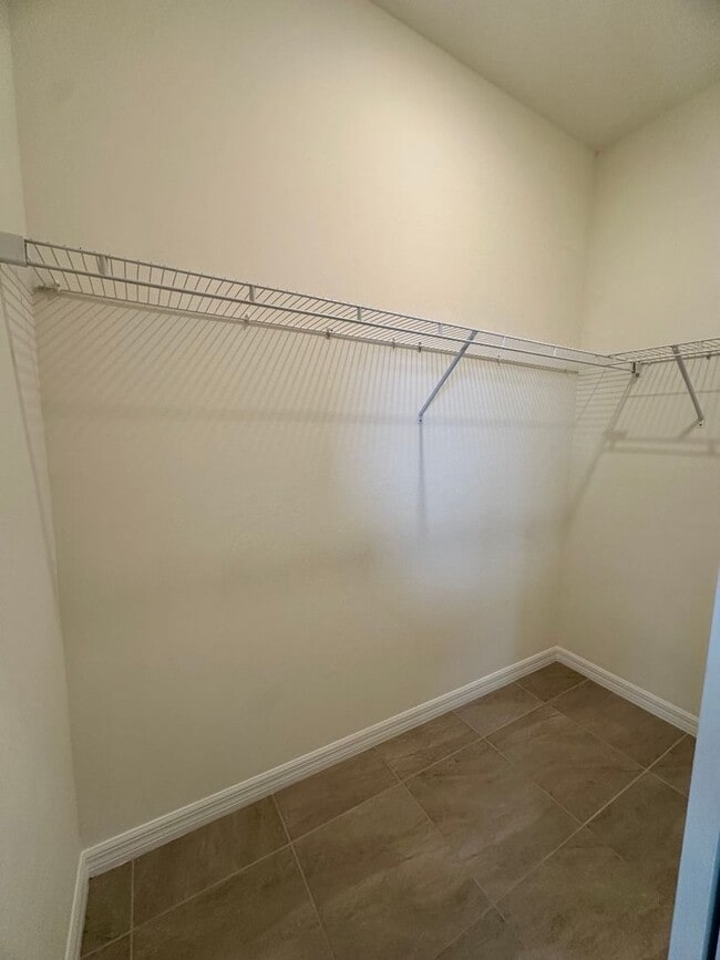 Building Photo - Huge Screened Lanai! Modern & Spacious 4 Bed 2 Bath