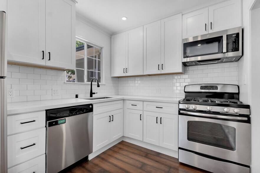 Building Photo - 5125 Canoga Ave