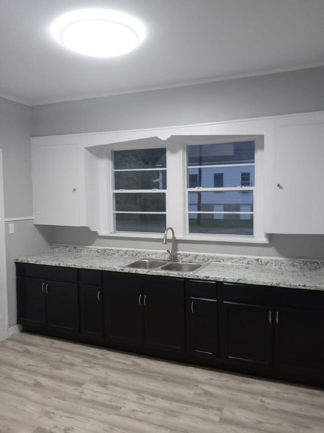 Building Photo - 1/2 OFF  FIRST MONTHS RENT LARGE REMODELED 2 BEDROOM HOUSE