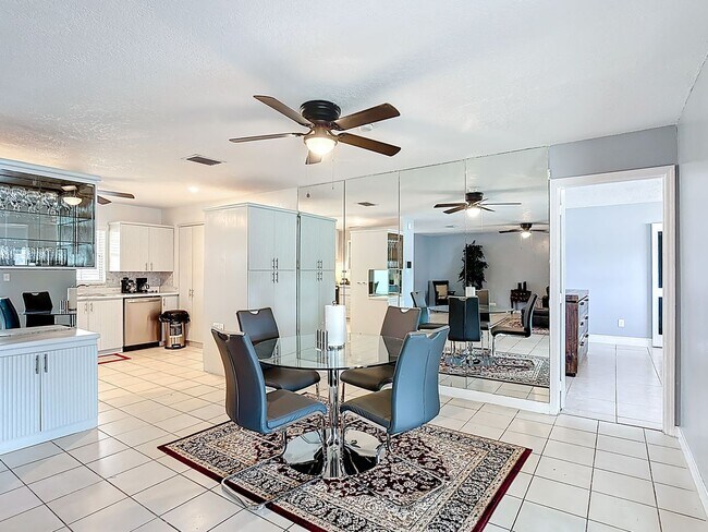 Building Photo - 3 Bedroom Home in Poinciana