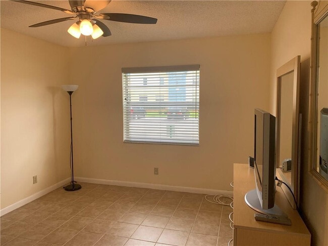 Building Photo - 820 Flanders S