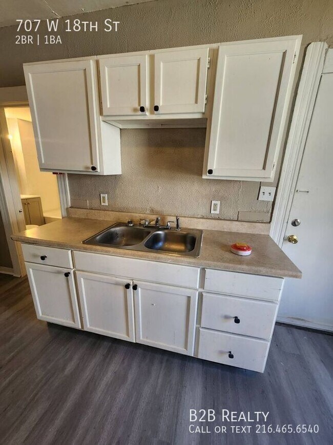 Building Photo - 707 W 18th St