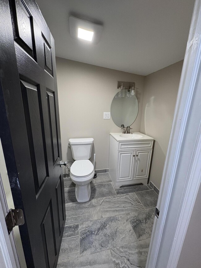 Building Photo - 5 Lake St