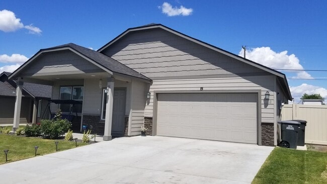 Primary Photo - 3 Bedroom Home for Rent!