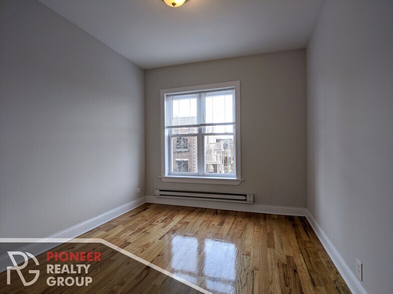 Building Photo - 953 W Cornelia Ave