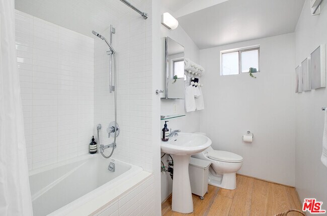 Building Photo - 757 1/2-757 1/2 Milwood Ave