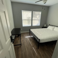 Building Photo - 427 E Southcross