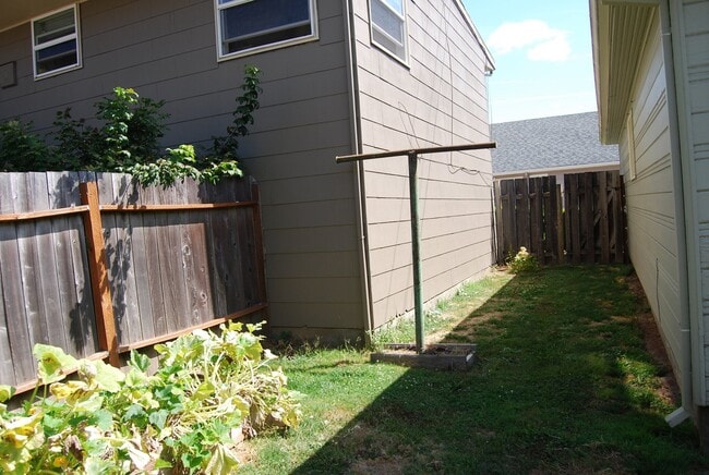 Building Photo - 3 Bedroom Home in Newberg