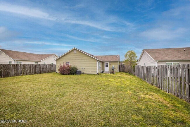 Building Photo - Wonderful 3 bedroom home in the highly ame...