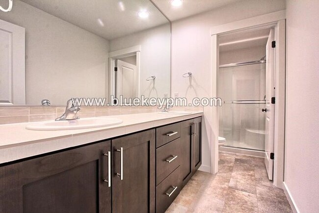 Building Photo - 3 Bed, 2.5 Bath Townhome in Near WSU and L...