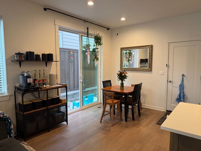 Building Photo - Beautiful 3 Bed/2.5 Bath Townhome - NE Bend