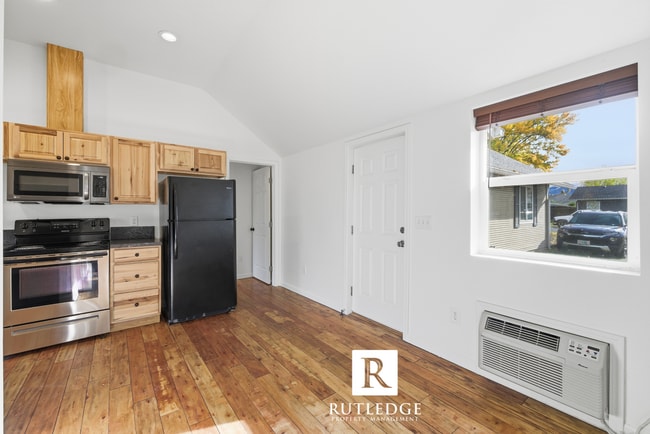 Building Photo - Cozy 2 Bedroom, 1 Bath in the Heart of Medford