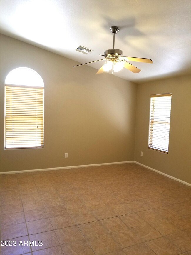 Building Photo - 712 E Marigold Pl