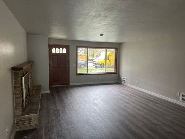 Building Photo - Lightly Updated 4 Bed Everett Home w/ Large Detached Garage/Workshop!