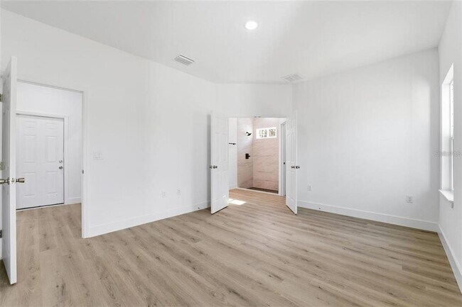 Building Photo - 2275 W Linden Dr
