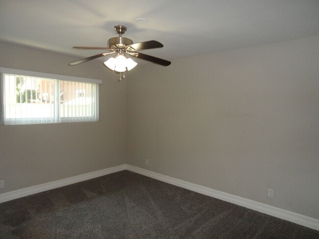 Building Photo - 300 1/2-204 1/2 E Mills Dr