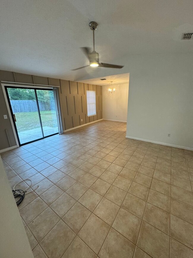 Building Photo - Price Drop! Great 3 Bedroom Home! 25% off ...