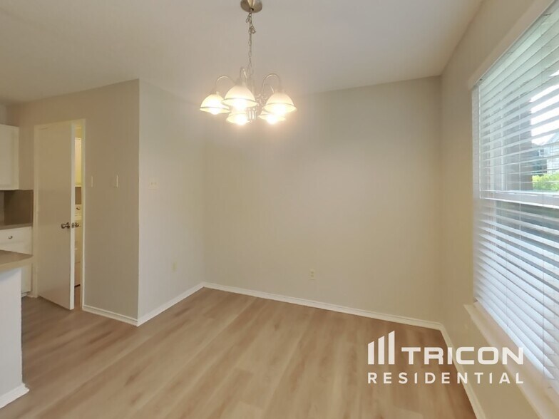 Building Photo - 1611 Sunset Village Dr