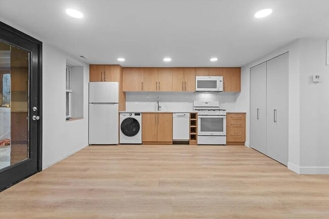 Building Photo - 927 N Mozart St