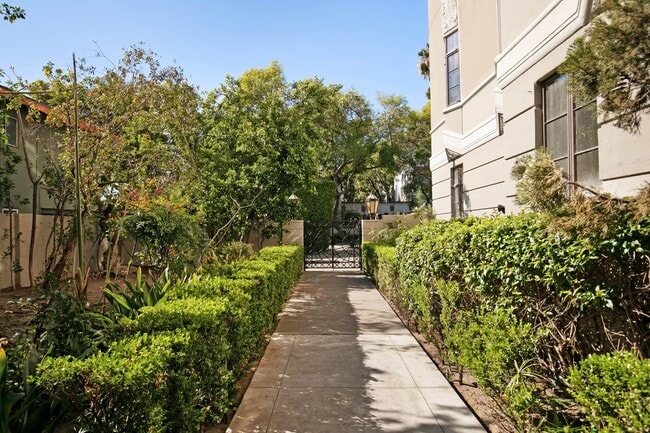Building Photo - 1314 Hayworth Ave