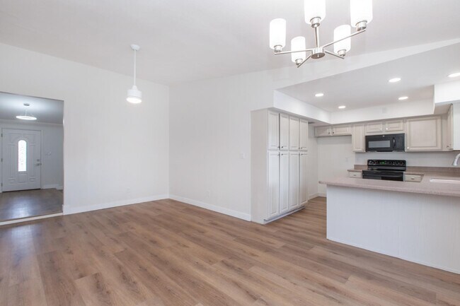 Building Photo - 2607 E Larkspur Dr