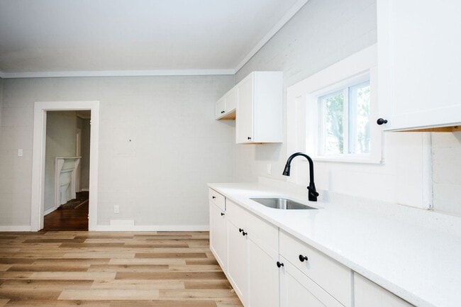 Building Photo - Move-in special: 50% off 1st month's rent – Newly Renovated 2 Bedroom Home!