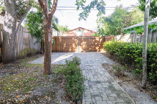 Building Photo - 313 N M St