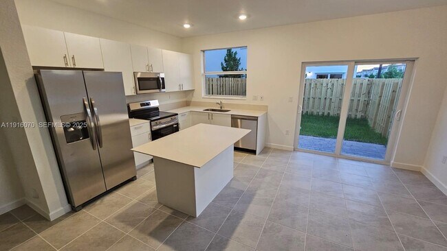 Building Photo - 2618 SE 27th Ct