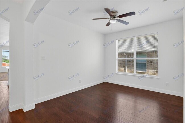 Building Photo - 2405 Loreto Dr