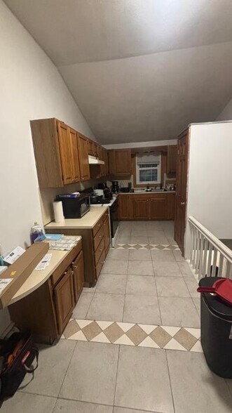 Building Photo - 39 Aldine St