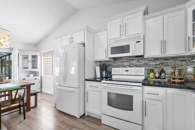 Building Photo - 6085 Robinson St