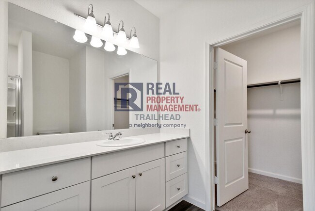 Building Photo - Attractive 4/2 Open Concept Home