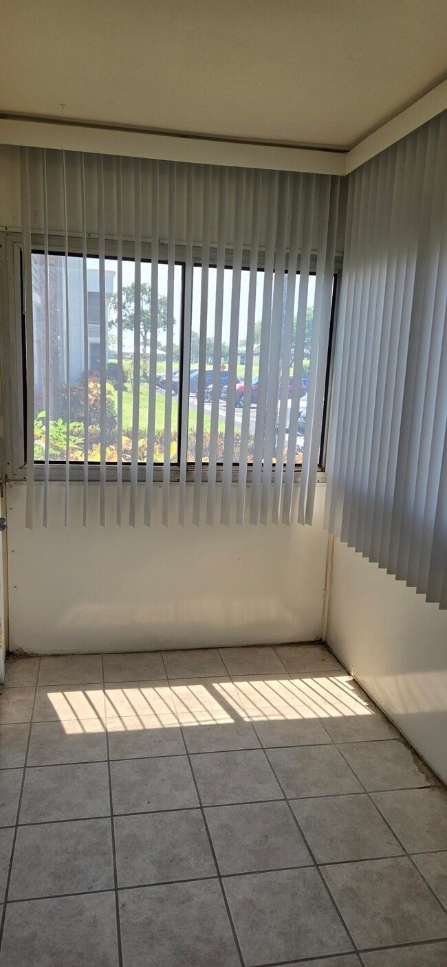 Building Photo - 160 Burgandy Way