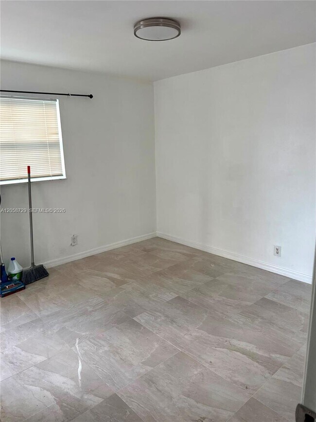 Building Photo - 6201 SW 37 Ct