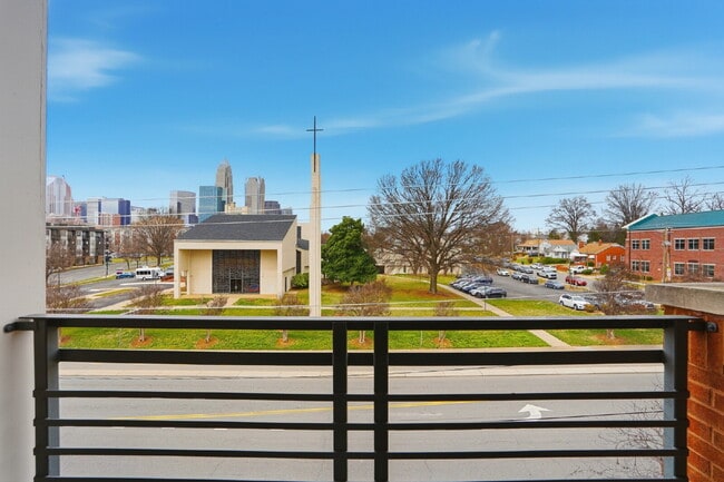 Building Photo - Modern Multi-Level 2BR Retreat with Garage Near Uptown Charlotte