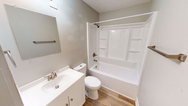 Building Photo - Well Maintained 3 Bedroom Home with Covere...