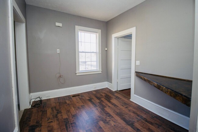 Building Photo - 3 Bedroom, 2 Bath Walking Distance to 5 Po...