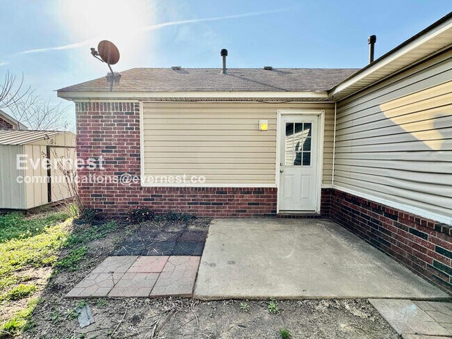 Building Photo - 3 Bed/2 Bath Home with Fenced Yard & Garage / Pet-Friendly / Available Now!