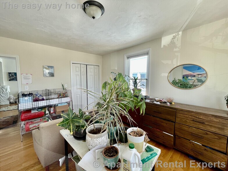 Building Photo - 385 Columbia St