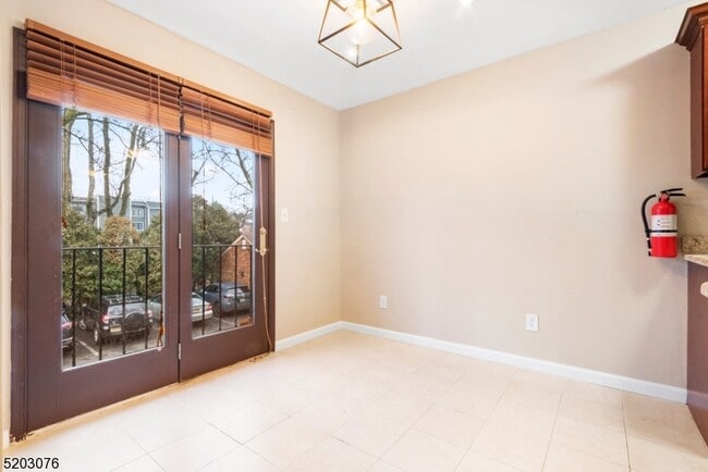 Building Photo - 55 Mews Ln