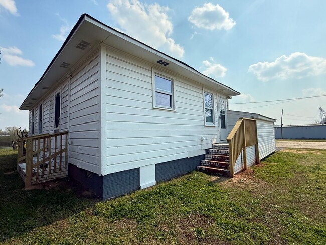 Building Photo - Fully Renovated 3-Bedroom, 1 Bathroom Home