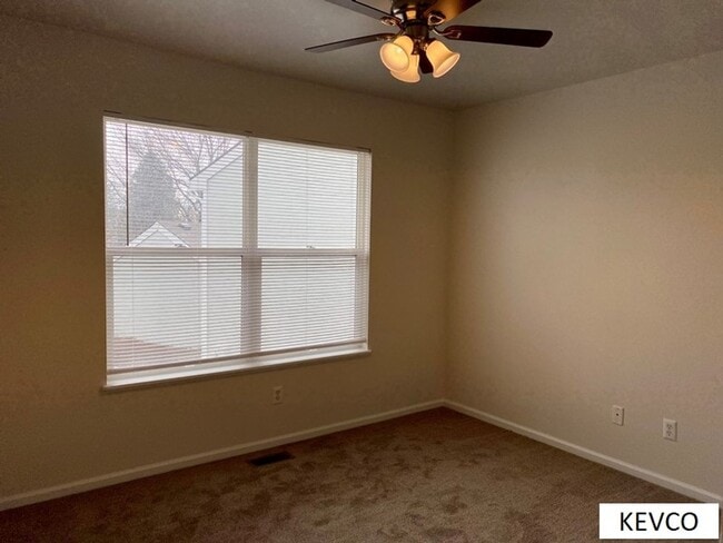 Building Photo - Spacious Townhouse with Central AC