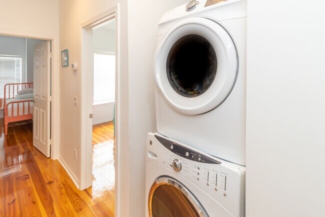 Building Photo - Lovely Townhome Available In Yacht Cove