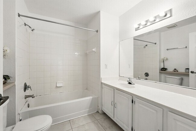 Building Photo - Charming and Spacious 4-Bedroom, 3-Bathroom Fully Furnished Townhome  in the Sought-After Venetia...