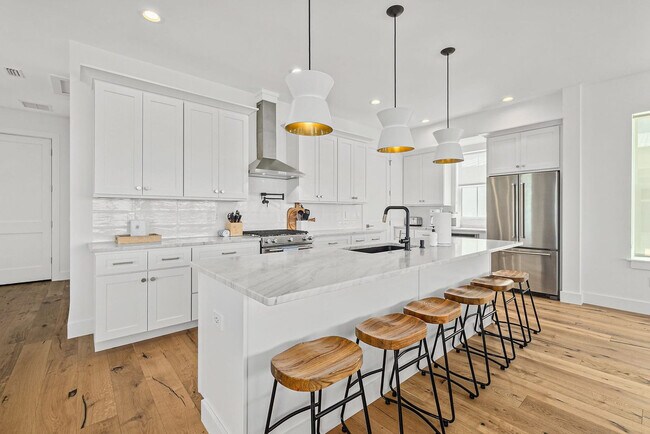 Building Photo - 105 8th St