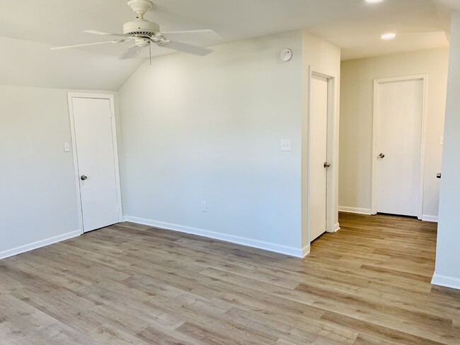 Building Photo - 1/2 off 1st months Rent move in special!!!...